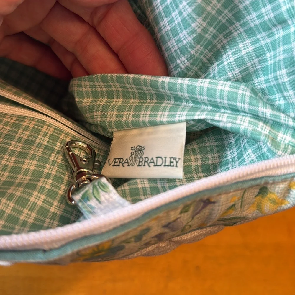 Vintage Vera Bradley. 2 handles, zipper close. 2 pocket inside. Never used - Picture 10 of 16